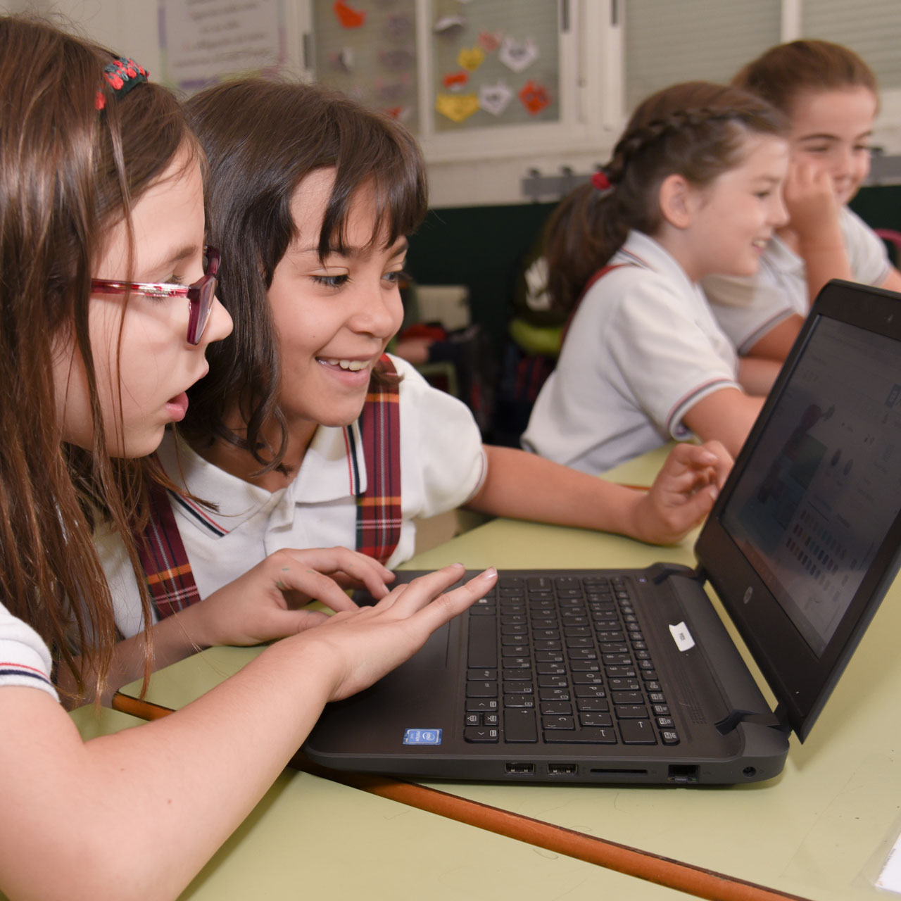 alumnas de educación primaria de Colegios El Valle estudiando inglés con sus ordenadores portátiles